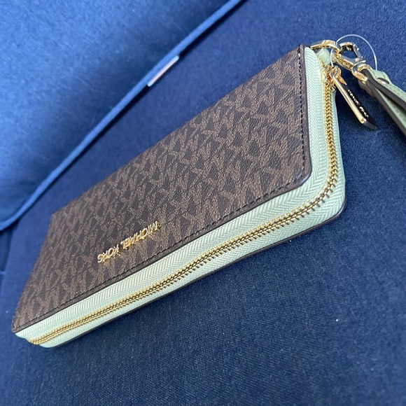 Michael Kors Jet Set Travel Large Travel CONTINENTAL 
Light Sage - Picture 5 of 16